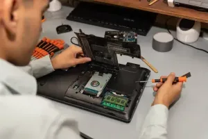technik naprawiający laptopa