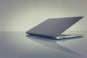 Jak bezpiecznie przechowywać dane i backup w firmie